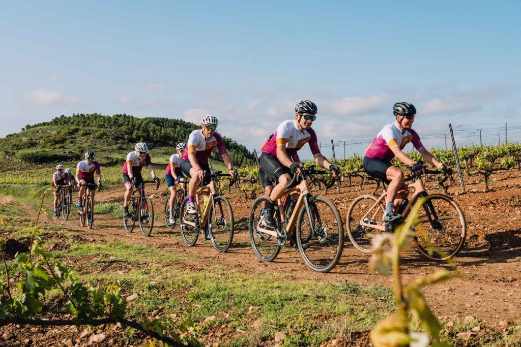 Ciclistas en ruta gravel por el país vasco