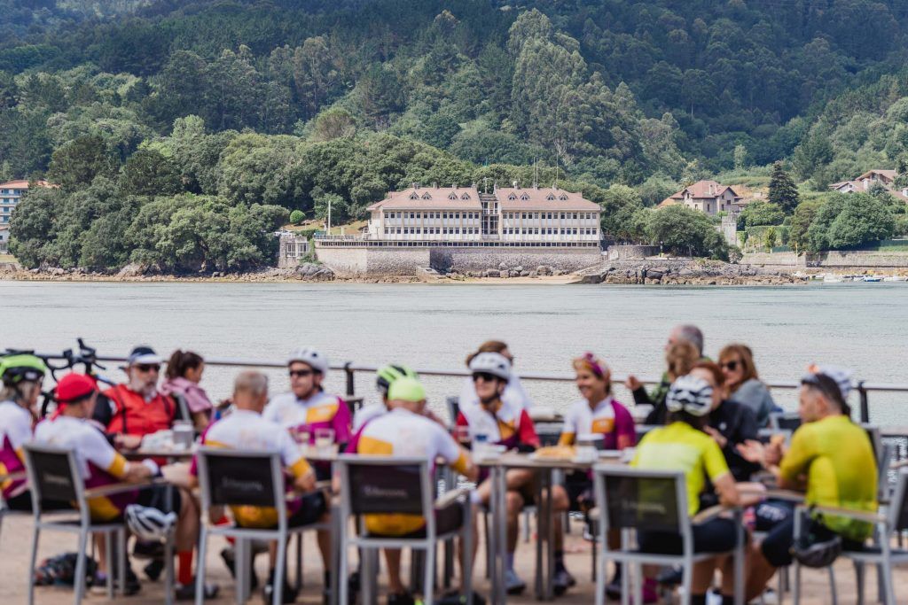 Ciclistas comiendo con vistas al mar de Bilbao