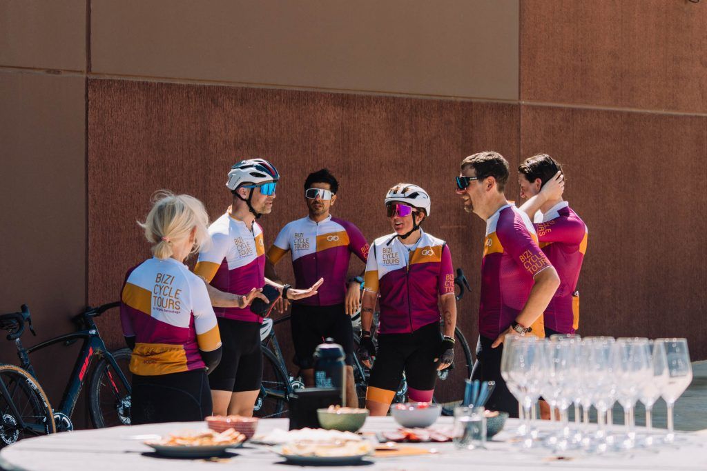 Ciclistas comiendo en restaurante de Bilbao