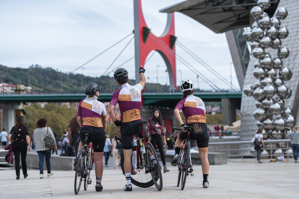 Ciclistas en el museo Guggenheim de Bilbao