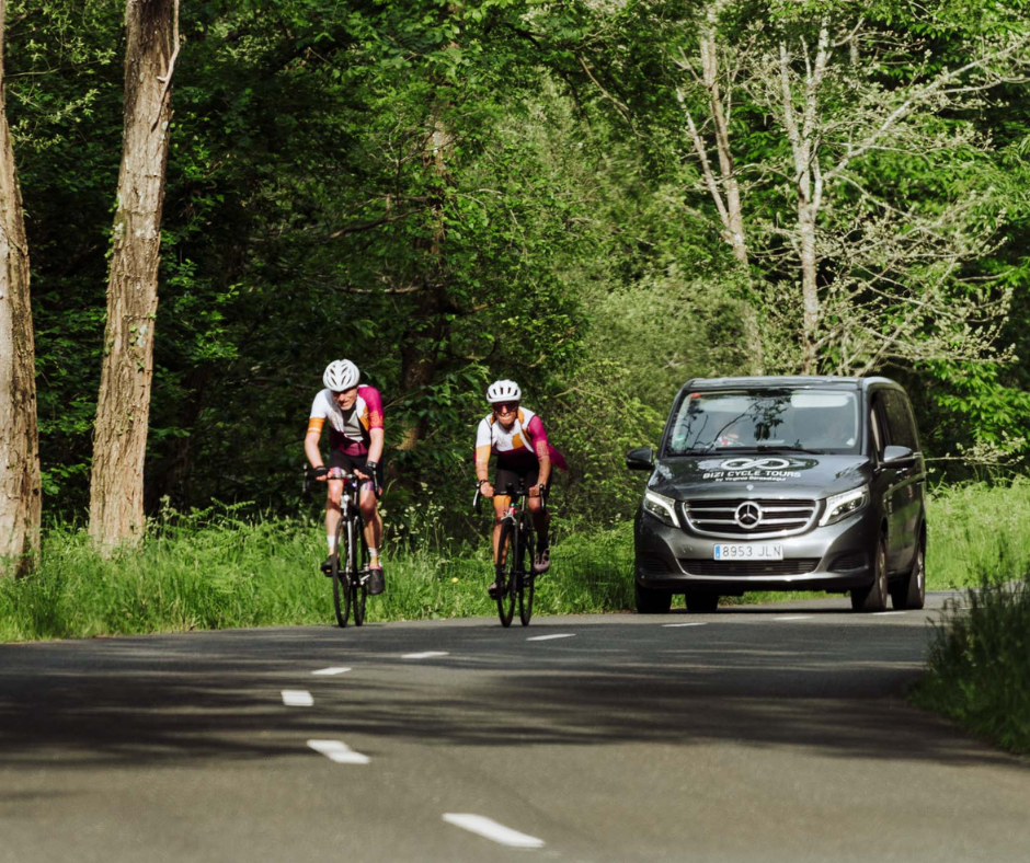 Furgoneta de apoyo en tours en bici. Ciclismo de carretera